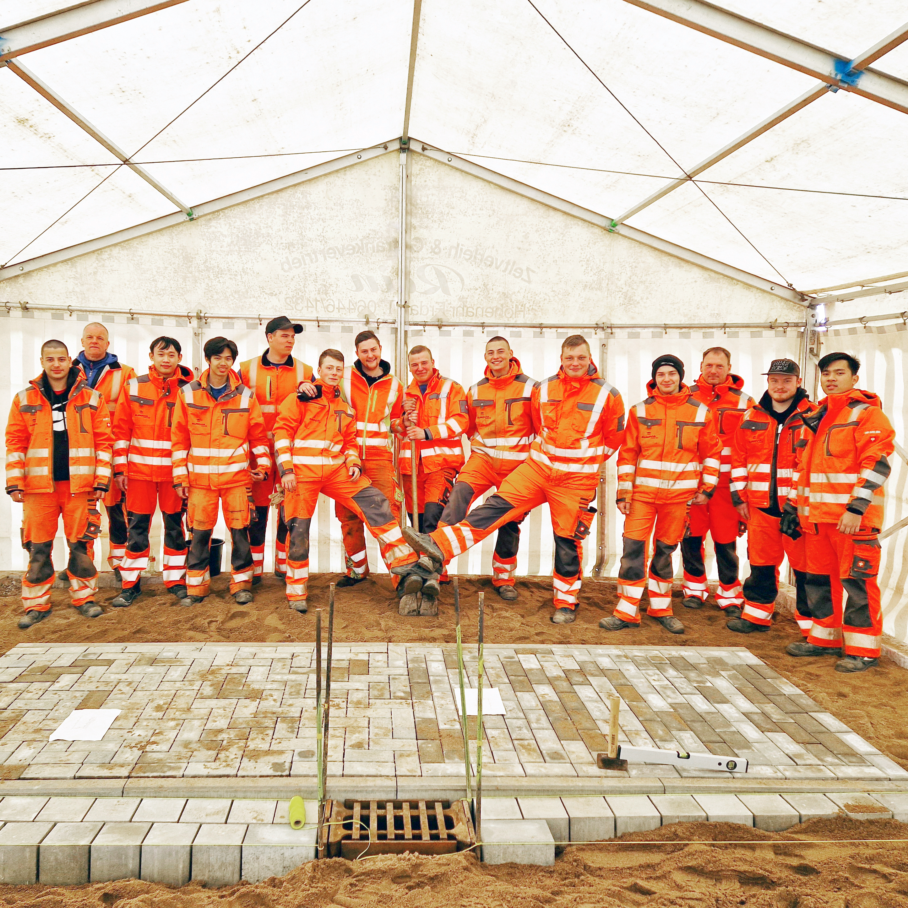 Team gewerblicher Mitarbeiter in persönlicher Schutzausrüstung (PSA).