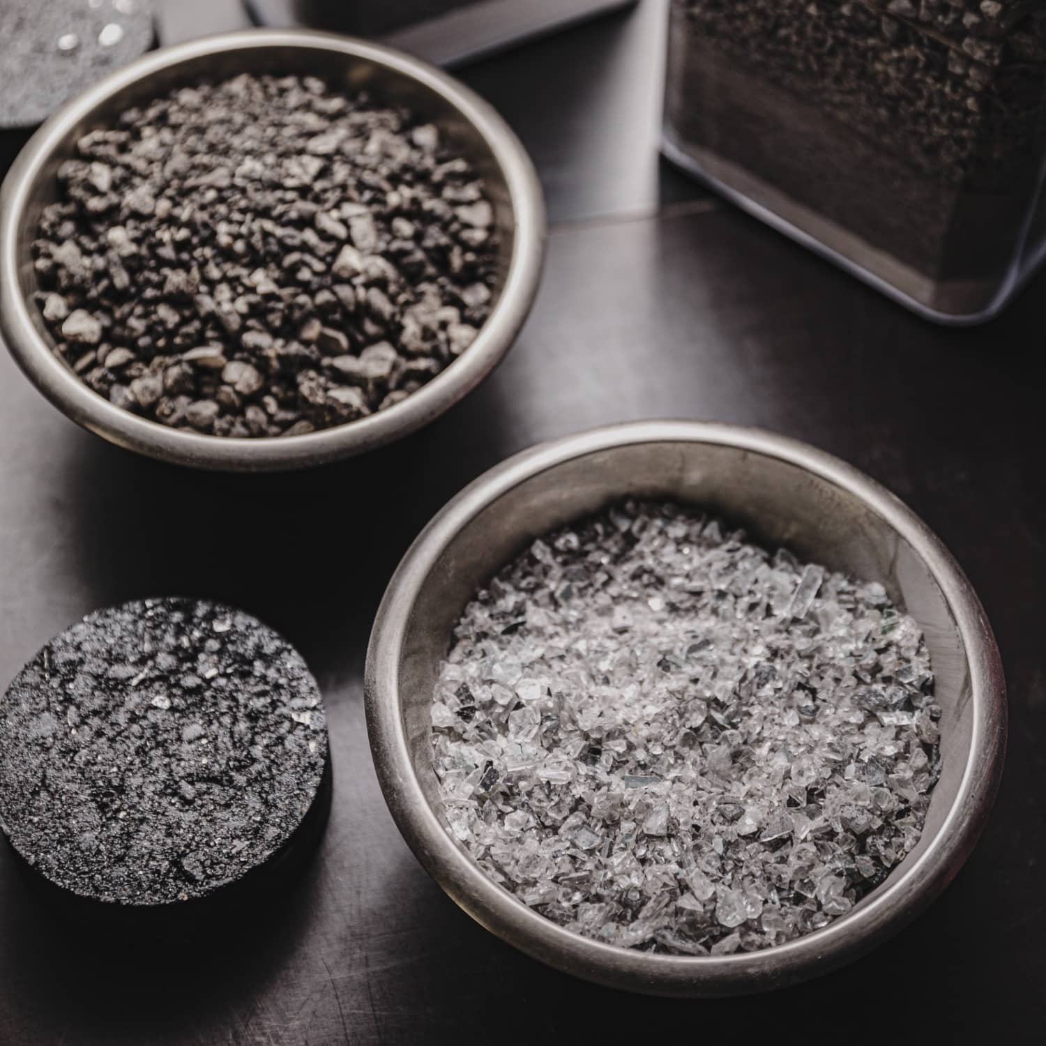 Drei Darstellungen des LUMIVIA Asphalts, vor der Verarbeitung. 