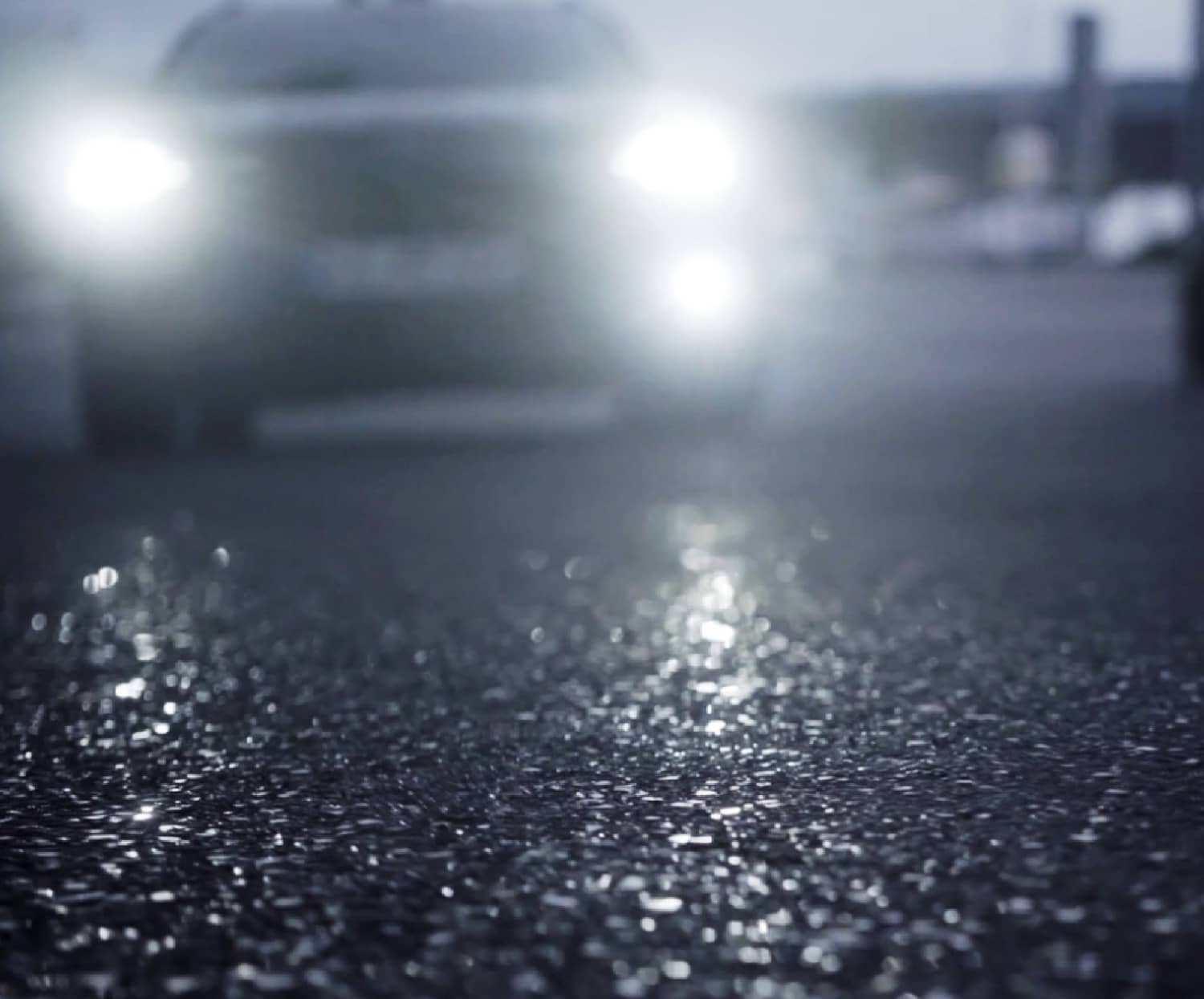 LUMIVIA Asphalt bei Nacht, der das Licht auf dem Boden reflektiert.