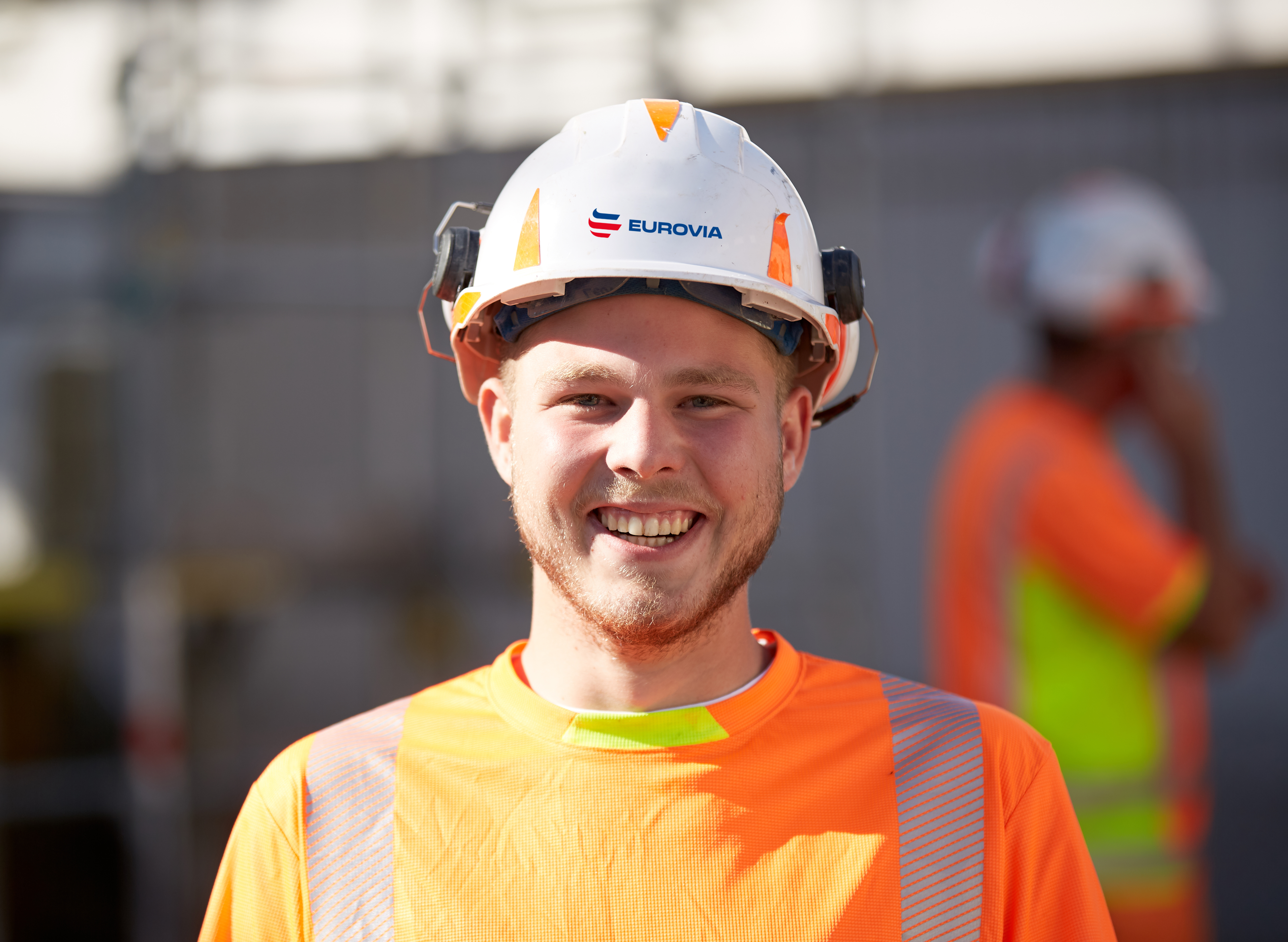 Lächelnder Mann mit Schutzhelm.