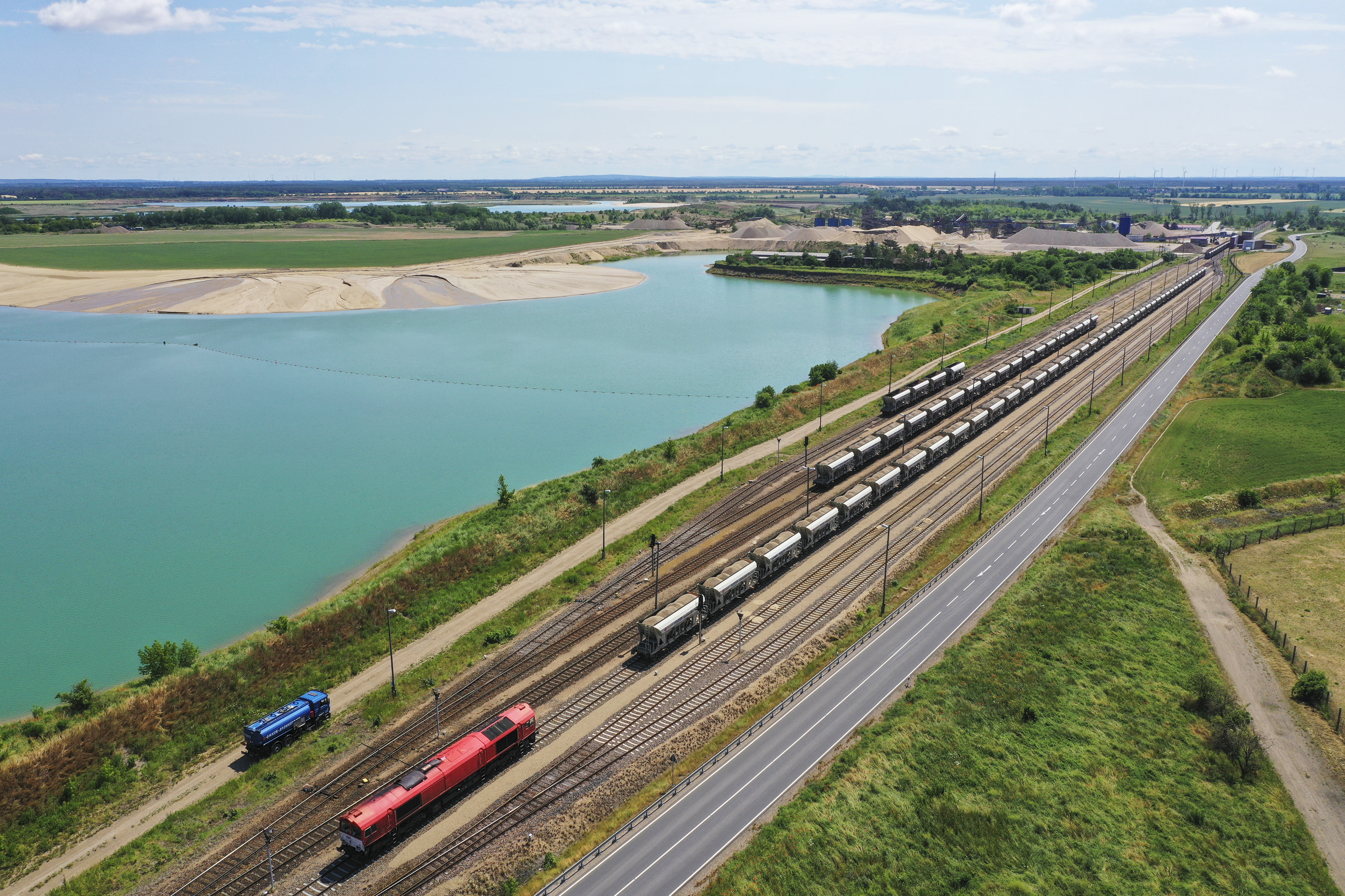 Zuggleise in einer Landschaft.