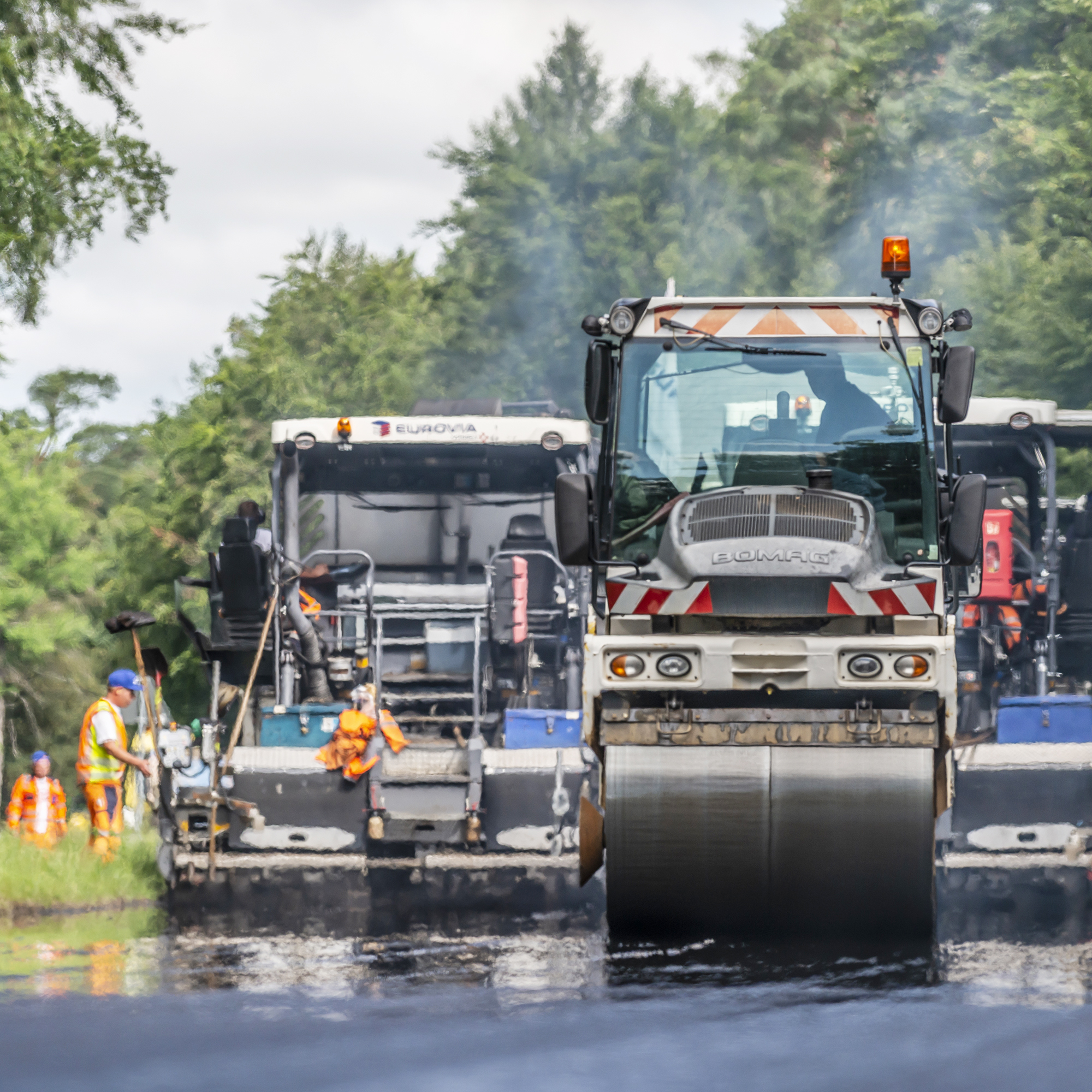 EUROVIA Walze und Fertiger im Einsatz.