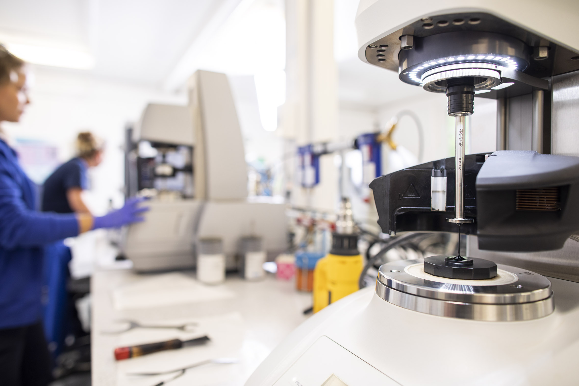 Moderne Labortechnologie und Geräte im Einsatz.