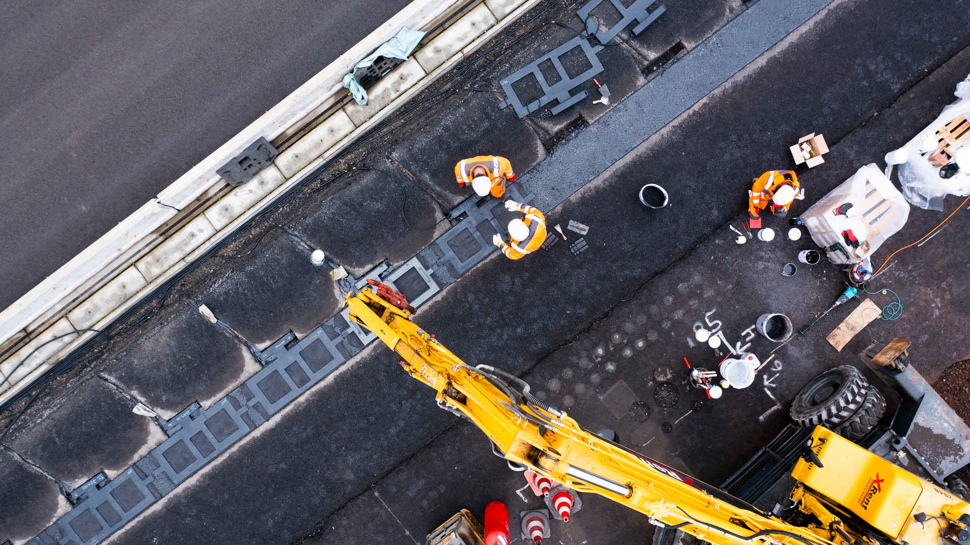 Bauarbeiter bauen die eCharge-Teststrecke ein.