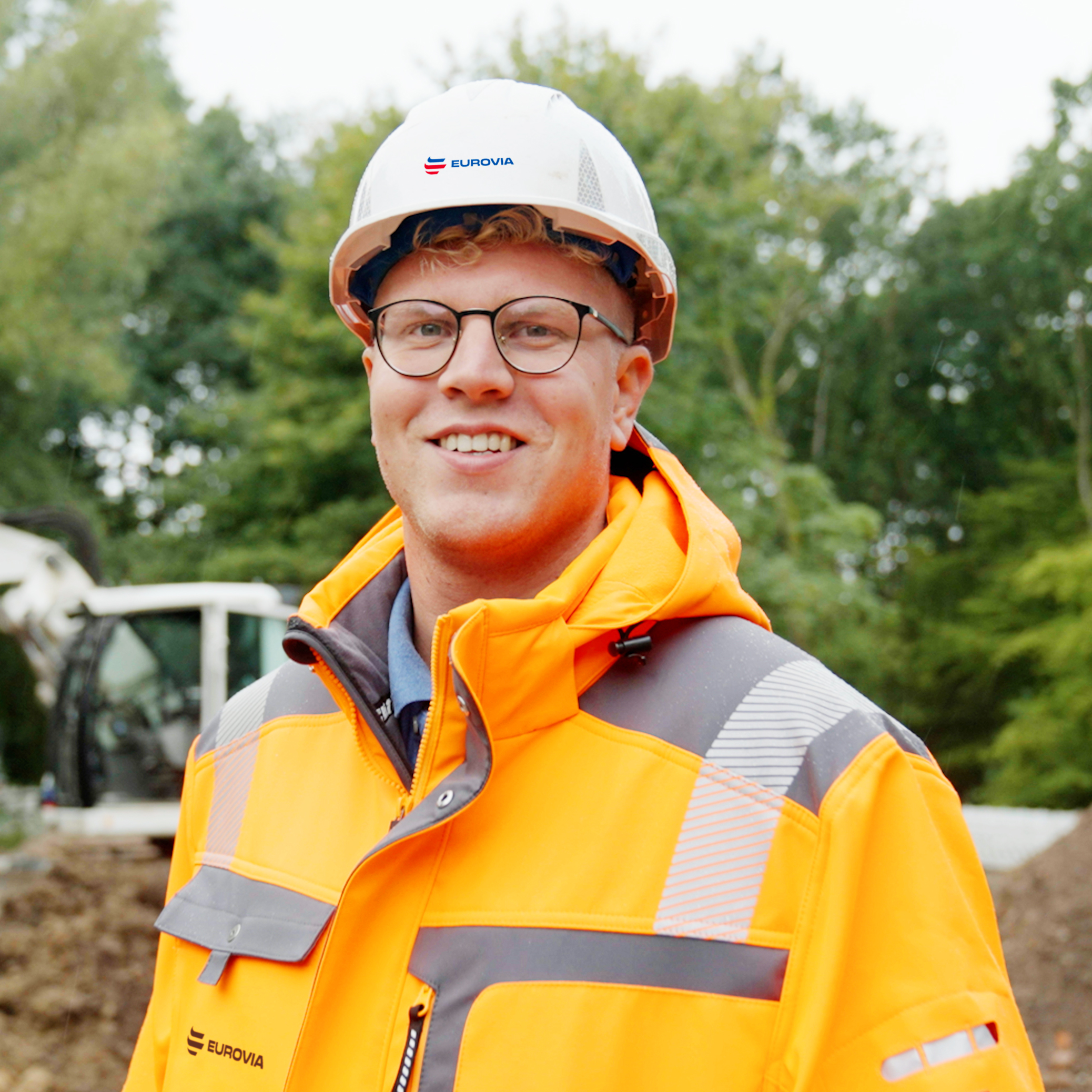 Nils, ehemaliger Student in PSA-Kleidung. 