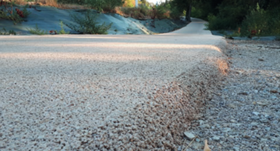 Heller Oberflächenbelag für Wege.