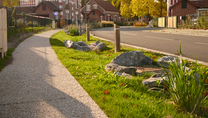 Gehweg mit Grünfläche.