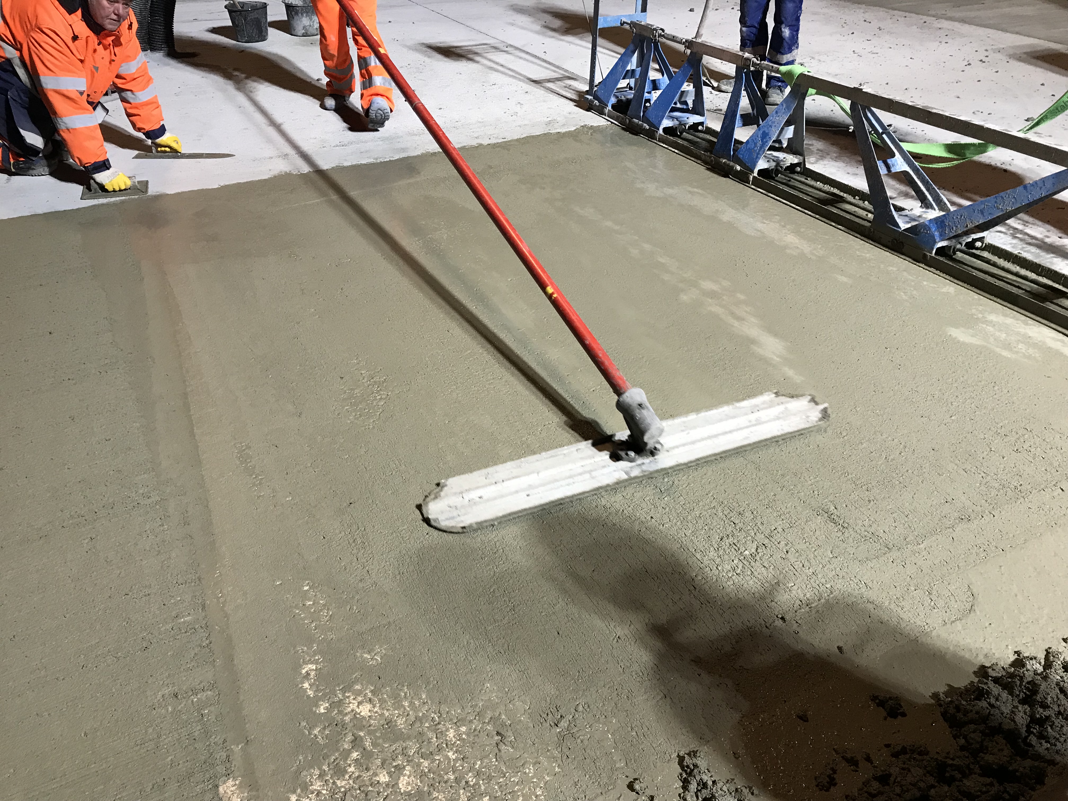 Glattstreichung von frischem Beton. 